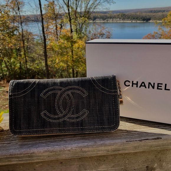 Auth Chanel dark denim zippy wallet with gold leather & CC zipper pull. - Picture 2 of 14
